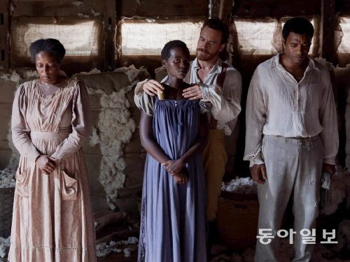 골든글로브 최우수작품상 수상작인 ‘노예 12년’은 다음 달 열리는 아카데미 시상식에서 감독상을 비롯해 9개 부문 후보에 올라 있다. 판씨네마 제공