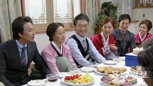KBS2 주말드라마 ‘왕가네 식구들’ 마지막 회에서 30년 후를 연기하며 노인 분장을 한 배우들. KBS 화면 캡처