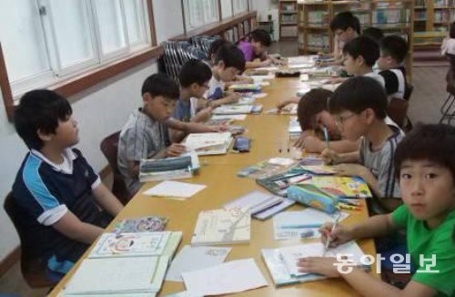 학생 수 487명에 4만여 권의 도서를 보유하고 있는 대전 대덕구 목상초등학교 학생들이 도서관 활용수업을 받고 있다. 목상초 제공