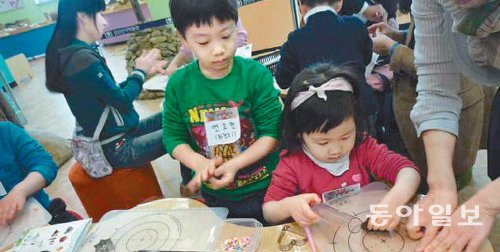 지난해 3월 인천 서구 검단선사박물관에서 열린 ‘쿠키클레이’에 참가한 가족들이 선사시대 유물을 만들어 보고 있다. 검단선사박물관 제공