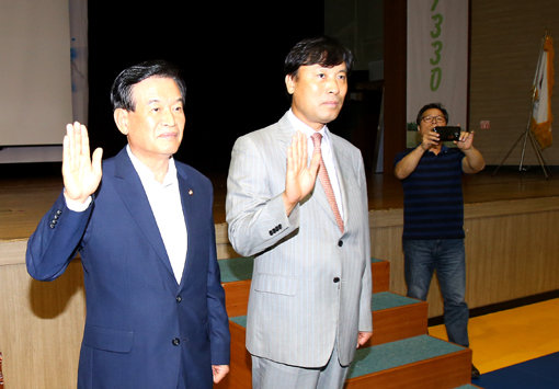 국민생활체육회가 전국종목별연합회장을 대거 교체하는 등 생활체육계 자정 작업을 진행하고 있다. 2013년 8월19일 비리근절 자정실천 결의대회에서 생활체육 관계자들과 선서를 하고 있는 국민생활체육회 서상기 회장(왼쪽). 사진제공｜국민생활체육회