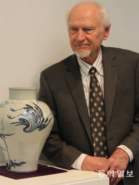 18일 오전 서울 중구 신세계갤러리에서 로버트 무어 씨가 다음 달 크리스티 뉴욕 경매에 출품할 19세기 청화백자 십장생 항아리 앞에 섰다. 정양환 기자 ray@donga.com