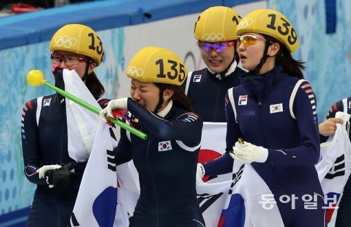 여자 쇼트트랙 3000m 계주 예선 경기에서 우승한 한국 선수들이 눈물을 흘리며 태극기 세리머니를 펼치고 있다. 변영욱 기자 cut@donga.com