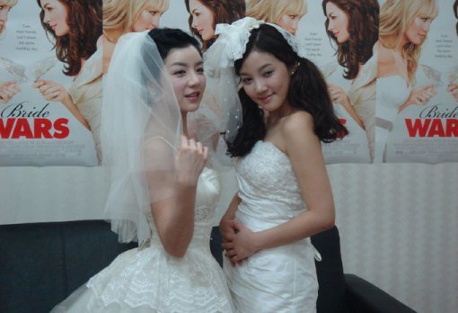 올리브 TV ‘악녀일기 리턴즈’를 촬영 중인 에이미(왼쪽).