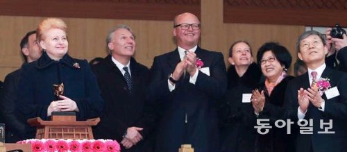 19일 울산 동구 방어진순환도로 현대중공업 본사에서 열린 LNG-FSRU 명명식에 참석한 달리아 그리바우스카이테 리투아니아 대통령(왼쪽)과 레이프 회그 회그LNG 부회장(왼쪽에서 세 번째), 이재성 현대중공업 회장(오른쪽) 등이 설비를 바라보고 있다. 현대중공업 제공