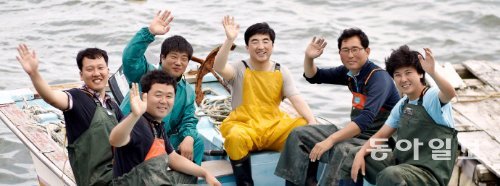 1년 만에 매출을 3배 이상 끌어올린 완도매생이협동조합의 오민상 이사장, 김승현 냉동물류부 담당, 하연호 영업부담당, 김준휘 개발기획담당, 배상윤 생산담당, 신동욱 관리담당(앞줄 왼쪽부터 시계방향으로)이 배에 앉아 손을 흔들고 있다. 완도매생이협동조합 제공