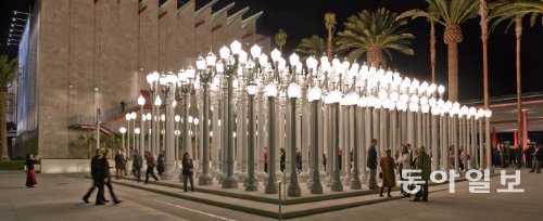 미국 LA카운티 미술관(LACMA) 입구. 202개의 가로등으로 만든 크리스 버든의 설치 작품 ‘어번 라이트’가 이곳의 명물이다. 로스앤젤레스=정미경 특파원 mickey@donga.com