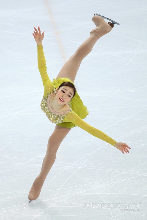 김연아가 20일(한국시간) 러시아 소치의 아이스버그 스케이팅 팰리스에서 열린 2014 소치 동계올림픽 피겨스케이팅 여자 싱글 쇼트프로그램에서 연기를 펼치고 있다. 사진=GettyImages/멀티비츠