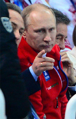 블라디미르 푸틴 러시아 대통령이 10일 열린 피겨 단체전을 관람하고 있다. 단체전 금메달은 러시아가 차지했다. 동아일보DB