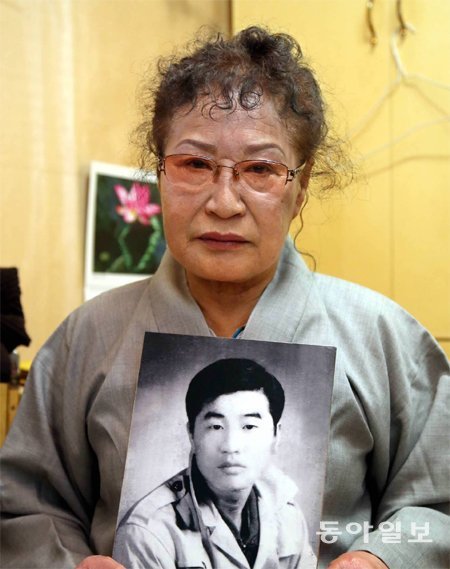 사진으로만 만나는 동생 1972년 납북된 김석만 씨의 누나 김양자 씨가 20일 부산 연제구 연산동의 한 암자에서 동생의 사진을 들고 있다. 부산=서영수 기자 kuki@donga.com