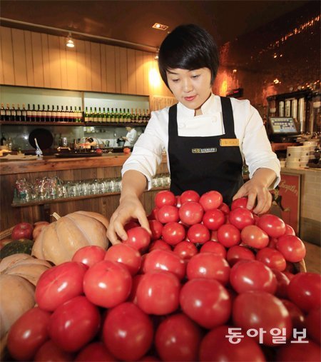조문희 사장이 요리에 넣을 신선한 토마토를 고르고 있다.