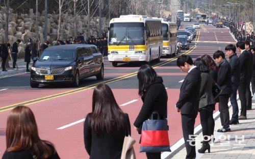 “지켜주지 못해 미안해”… 부산외대 합동영결식



꿈에 그리던 대학 입학을 앞두고 세상을 등진 이들을 기리는 캠퍼스는 슬픔으로 가득했다. 검은 옷을 입은 부산외국어대 재학생들은 후배의 마지막 길을 보내며 고개를 숙였다. 경북 경주시 마우나오션리조트 체육관 참사 희생 학생 6명의 합동영결식이 열린 오전 부산 금정구 부산외국어대를 운구차 행렬이 떠나고 있다. 부산=서영수 기자 kuki@donga.com