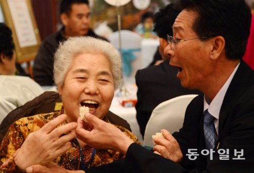 “아~하세요”



21일 북한 강원 고성 금강산호텔에서는 남북 이산가족 상봉 이틀째 행사가 열렸다. 단체상봉에 참가한 이창주 씨(왼쪽)가 북한의 언니가 사망해 대신 나온 조카들과 과자를 먹으며 행복한 시간을 보내고 있다. 금강산=사진공동취재단