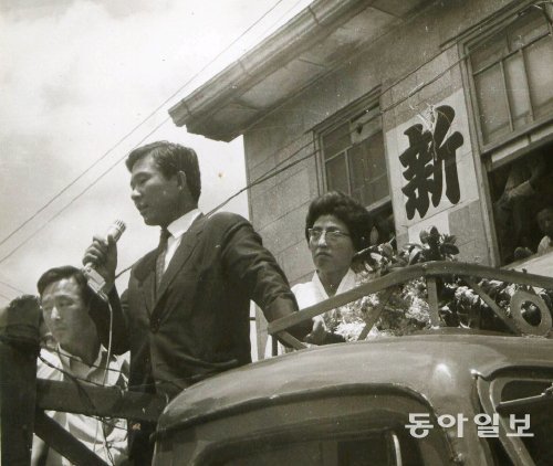 1963년 제6대 국회의원선거에서 당선된 뒤 지역구인 목포에서 당선사례 연설을 하고 있는 당시 38세의 김대중 후보. 왼쪽이 33세 청년이었던 권노갑 비서. 그 전해 김 후보와 결혼한 이희호 여사는 권 비서를 “노갑 씨”라고 불렀다. 권노갑 고문 제공