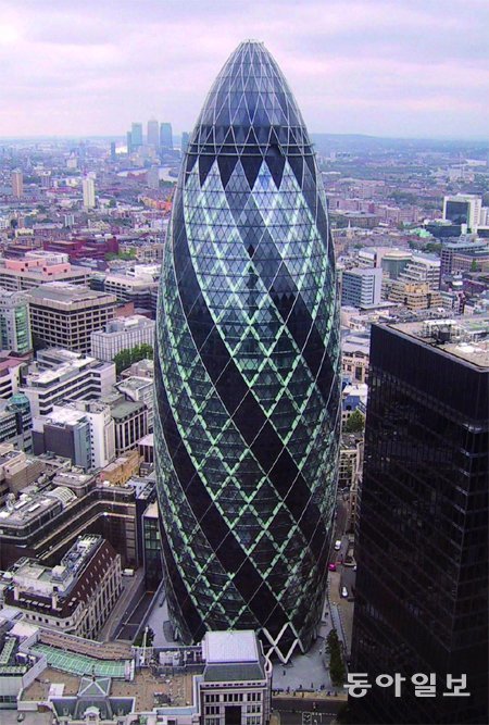 영국 런던의 랜드마크 중 하나인 41층(180m) 높이의 ‘거킨 빌딩’. 오이(gherkin)를 닮았다고 거킨 빌딩이라 불리는데 처음에는 ‘거시기’한 외양으로 논란이 많았지만 친환경적인 성능이 알려지면서 마천루 빌딩의 모범 사례로 꼽히게 됐다. 영국 건축가 노먼 포스터의 설계로 2003년 완공됐으며, 영화 ‘원초적 본능 2’(2006년)의 주요 배경으로 나와 유명해졌다. 효형출판 제공