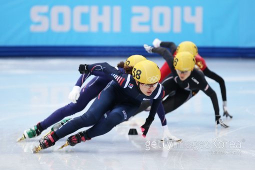 박승희(맨 앞)가 22일(이하 한국시간) 러시아 소치의 아이스버그 스케이팅 팰리스에서 열린 2014 소치 동계올림픽 쇼트트랙 여자 1000m 결승에서 레이스를 펼치고 있다. 사진=GettyImages/멀티비츠