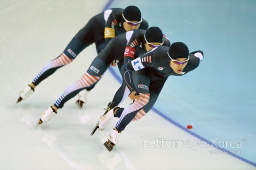 한국 남자 스피드스케이팅 대표팀이 사상 최초로 팀추월에서 결승에 진출했다. 게티이미지(GettyImages)/멀티비츠
