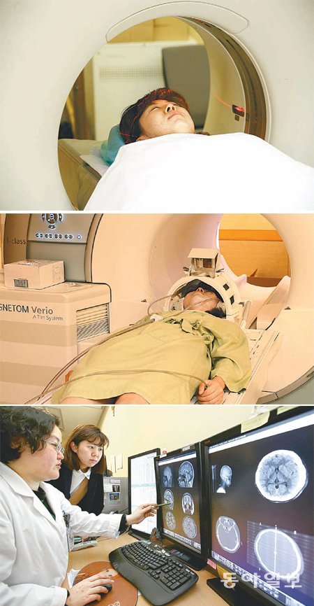 본보 최지연 기자가 컴퓨터단층촬영(CT·위쪽 사진)과 자기공명영상(MRI·가운데 사진) 검사를 직접 체험했다. 정승은 서울성모병원 영상의학과 교수(아래쪽 사진 왼쪽)가 촬영을 끝낸 기자에게 결과를 설명하고 있다. 아래쪽 사진을 보면 MRI 촬영 결과(왼쪽 화면)가 CT 결과보다 뇌의 구조가 선명하게 나타난다. 전영한 기자 scoopjyh@donga.com