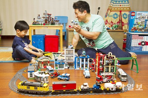 레고 애호가인 직장인 설우신 씨가 자신의 집에서 6세 아들과 함께 레고를 조립하고 있다. 김선아 포토그래퍼 제공