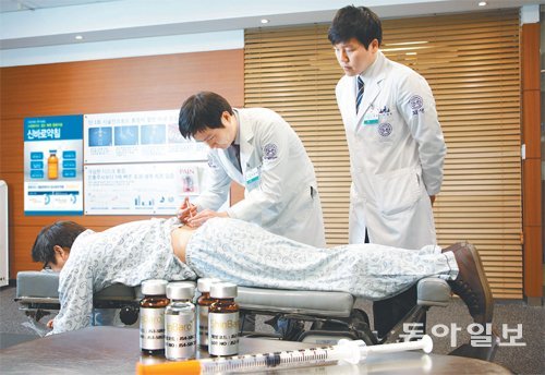 박종훈 강남 자생한방병원 의무원장이 요통을 앓는 환자에게 신바로약침을 주입하고 있다. 신바로약침은 통증을 제어하는 데 효과가 탁월한 것으로 알려져 있다. 자생한방병원 제공