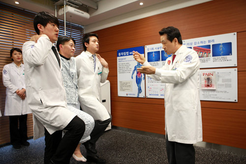 박병모 강남 자생한방병원 병원장이 급성요통을 앓는 응급환자에게 동작침법을 실시하고 있다. 자생한방병원 제공