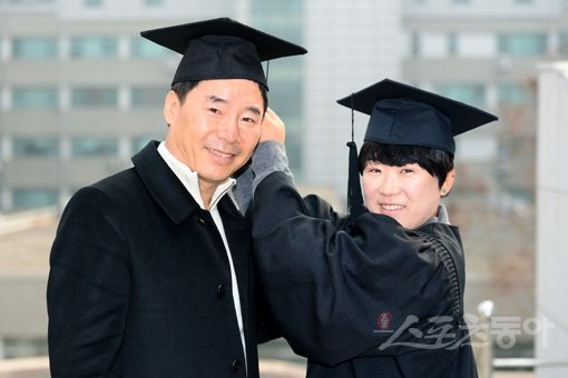 프로골퍼 신지애가 24일 서울 연세대학교에서 열린 졸업식에서 아버지 신제섭 씨에게 학사모를 씌워주고 있다. 신지애는 2007년 연세대학교 체육교육과에 입학했지만 미LPGA투어 참가와 학업을 병행하느라 이날 7년 만에 졸업장을 받았다. 신제섭씨도 26일 35년 만에 전남대를 졸업할 예정이어서 이들 부녀의 졸업은 더욱 훈훈한 감동을 안겨주고 있다. 김민성 기자 marineboy@donga.com 트위터 @bluemarine007