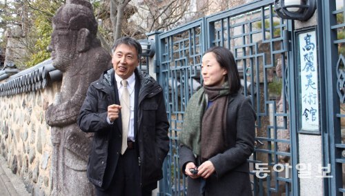 고려미술관 정희두 상임이사(왼쪽)와 학예연구원인 이수혜 씨가 고 정조문 씨의 기일을 하루 앞둔 21일 미술관 앞에 섰다. 교토=민병선 기자 bluedot@donga.com