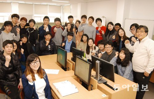 일본 IT 기업 취업이 확정된 영진전문대 컴퓨터정보계열 학생들이 기뻐하고 있다. 영진전문대 제공