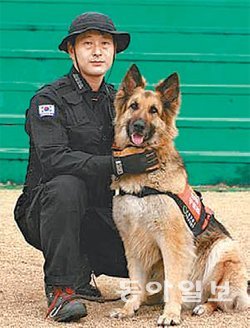 인명구조견 세중과 김용덕 핸들러. 부산소방안전본부 제공