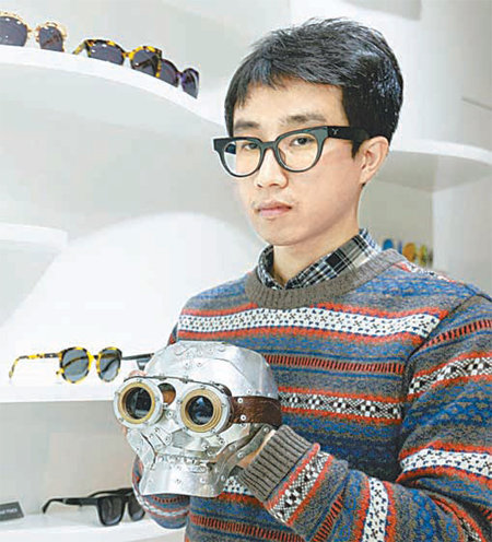 김한국 젠틀몬스터 대표가 서울 강남구 봉은사로25길에 있는 쇼룸에서 실험적으로 만든 안경을 들어 보이고 있다. 신원건 기자 laputa@donga.com