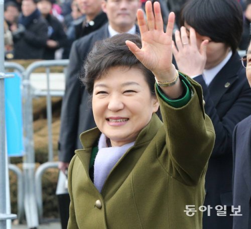 취임식 때와 비슷한 색상 옷 입어 박근혜 대통령의 1년 전 취임식 때 모습. 당시 국방색 재킷과 검은색 바지를 입었다. 25일 대국민담화 발표 때도 비슷한 계열의 그린 재킷과 검은색 바지 차림이었다. 청와대사진기자단