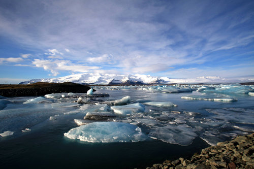 이 섬이 왜 ‘아이슬란드’라고 불리게 됐는지를 여실하게 보여주는 이 곳은 섬 남동부의 바트나외퀴들 빙상(氷床Ice cap)이 바다와 만나 형성한 빙하호수 외퀼사를론. 산에서 흘러내린 빙하의 혀는 호수에서 부서지며 빙산이 되어 바다로 흘러드는데 여름엔 카약을 타고 빙산을 직접 만지기도 한다. 외퀼사를론(아이슬란드)=조성하 여행전문기자 summer@donga.com