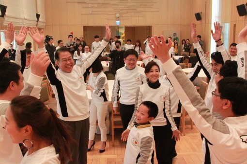 권영세 중국대사(왼쪽 두번째 안경 쓴 사람)와 중국인 파워블로거들이 26일 베이징 대사관저에서 열린 '한-중 우호 수호 천사단 발대식'에서 걸그룹 크레용팝의 율동을 따라 배우고 있다.