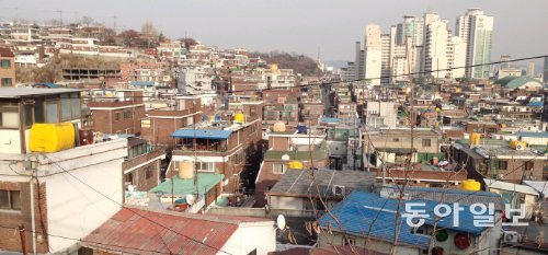 서울시는 낙후지역 개선에 초점이 맞춰졌던 뉴타운·재개발을 주변 지역의 사회, 경제 상황을 고려한 통합적 개념의 ‘도시 주거 재생’으로 추진한다. 사진은 서울시가 최근 도시 재생 선도지역으로 추진하고 있는 창신동 일원의 모습. 서울시 제공