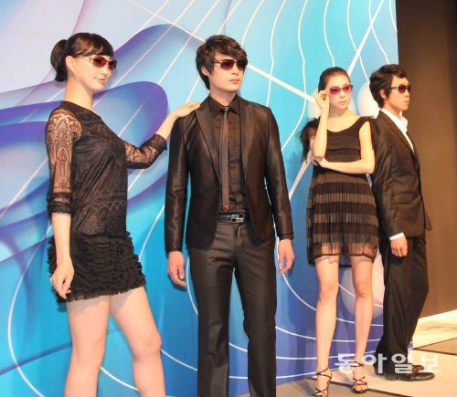 지난해 대구국제안경전에서 열린 안경패션쇼에서 모델들이 선글라스 신제품을 선보이고 있다. 한국안경산업지원센터 제공