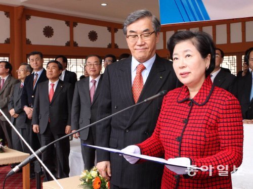 현정은 현대그룹 회장(오른쪽)이 28일 경남 거제시 거제도 대우조선해양 옥포조선소에서 열린 명명식에서 1만3100TEU급 컨테이너선의 이름을 ‘현대 드림호’라고 발표하고 있다. 왼쪽은 유창근 현대상선 사장. 현대그룹 제공