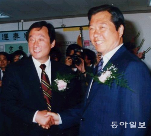 1988년 권노갑의 첫 국회의원(13대) 당선을 축하하고 있는 DJ. 김대중 의원의 비서관이 된지 25년 만의 일이다. 권노갑 고문 제공