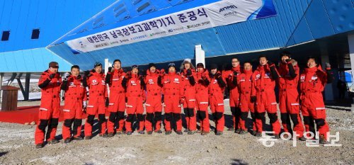 장보고 기지의 첫 월동대원들. 15명의 대원들은 혹한과 극야를 이기며 12월까지 월동생활을 해야 한다.
