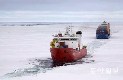 두께 2∼2.5m가량의 얼음을 깨면서 화물선을 인도하고 있는 아라온호(왼쪽). 장보고 기지 건설 자재와 장비를 옮기기 위해 아라온호는 무려 6.5km나 이런 얼음바다를 헤쳐나가야 했다. 임완호 다큐PD 촬영