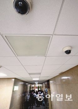 사무실 곳곳에 있는 카메라는 근로자의 근태를 지켜보는 효과적인 수단으로 자리매김한 지 오래다.