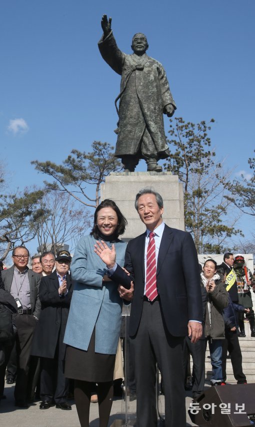 새누리당 정몽준 의원이 2일 오후 서울 남산 백범공원에서 서울시장 출마 선언을 한 후 취재진을 향해 손을 흔들고 있다. 동아일보 DB