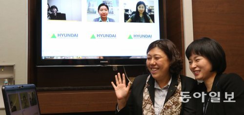 지난달 27일 서울 종로구 계동 현대건설 회의실에서 해외 근무 여성 일꾼들이 화상채팅을 했다. 회의 참석차 잠시 한국을 찾은 김지영 몬테비데오 지사장 대행(왼쪽)과 오명선 베트남 하노이 지사장. 스크린 속 가운데 화면은 전준기 대리(싱가포르 근무), 오른쪽은 염수지 씨(코트디부아르 근무). 홍진환 기자 jean@donga.com