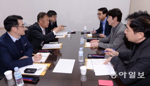 첫 정무기획단 회의 민주당과 새정치연합이 2일 서울 여의도 국회 의원회관에서 신당 창당과 관련해 첫 번째 정무기획단 회의를 열고 있다. 왼쪽부터 시계 방향으로 민주당 측 박용진 홍보위원장과 민병두 의원, 최원식 전략기획위원장, 새정치연합 측 박인복 공보팀장과 송호창 소통위원장, 금태섭 대변인. 사진공동취재단