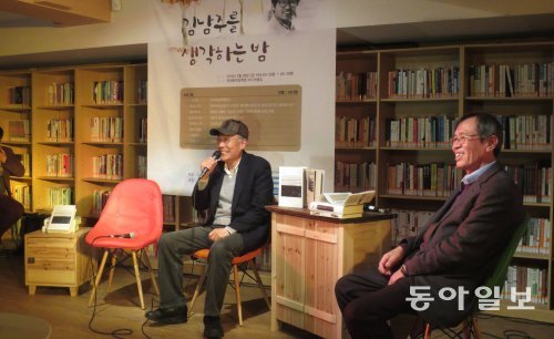 이시영 시인(오른쪽)이 사회를 맡은 ‘김남주를 생각하는 밤’에서 고인을 회상하는 소설가 황석영. 조이영 기자 lycho@donga.com