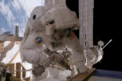 3일 미항공우주국(NASA)가 영화 ‘그래비티(Gravity)’의 아카데미 시상식 축하 및 수상 기원의 뜻에서 올린 사진들. 나사 트위터