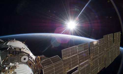 3일 미항공우주국(NASA)가 영화 \'그래비티(Gravity)\'의 아카데미 시상식 7관왕을 축하하며 올린 사진들. 나사 트위터