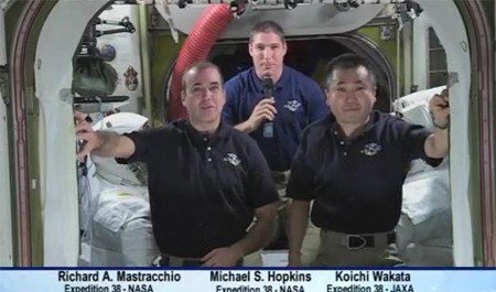 아카데미 시상식 그래비티 7관왕 소식을 듣고 축하를 전하는 우주비행사들. 출처=나사 트위터