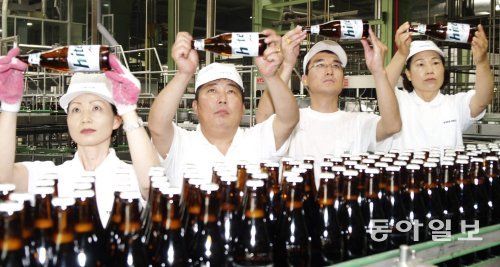 강원 홍천군 북방면의 하이트진로 맥주 생산 공장에서 직원들이 맥주 제품에 이물질이 있는지 확인하고 있다. 이 공장 내 근무인원 400여 명 중 대다수는 홍천군민이다. 하이트진로 제공