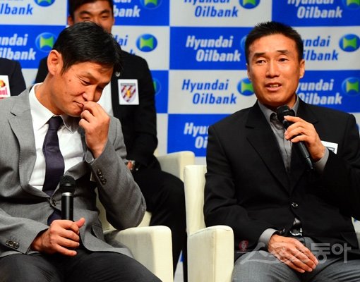 3일 서울 신문로 아산정책연구원에서 열린 K리그클래식 미디어데이에서 FC서울 최용수 감독(왼쪽)과 전남 하석주 감독이 설전을 벌였다. 평소 친하게 지내는 하 감독의 얘기를 듣고는 최 감독이 웃음을 참고 있다. 박화용 기자 inphoto@donga.com 트위터@seven7sola
