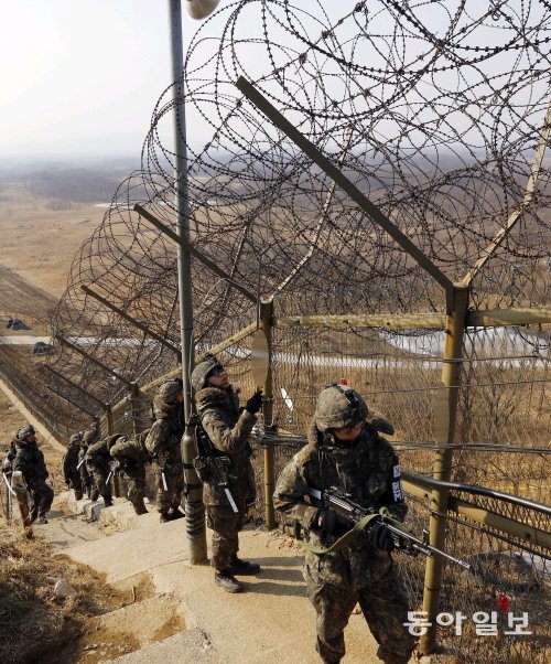 軍 철통경계



북한이 동해상으로 단거리 탄도미사일 2발을 발사한 3일 강원 철원군 육군 6사단 청성부대 장병들이 휴전선을 따라 설치된 철책선 상태를 점검하며 경계근무에 임하고 있다.

철원=원대연 기자 yeon72@donga.com